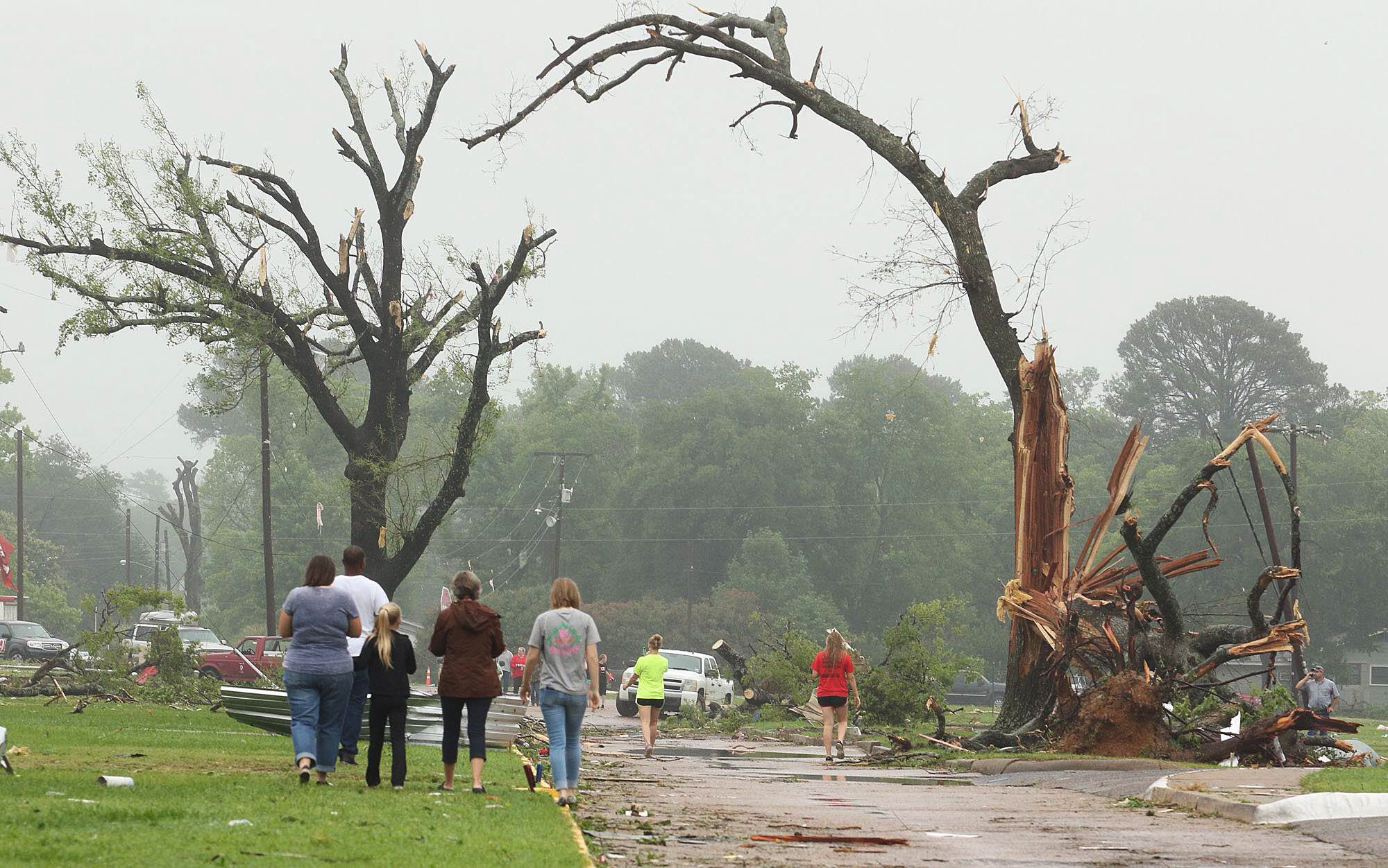 PHOTO: Residents survey damage to an elementary school caused by severe weather, May 11, 2015, in Van, Texas. 