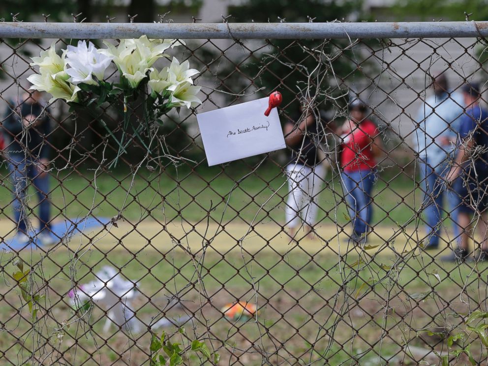 PHOTO: People look at memorials placed near the site where Walter Scott was killed in North Charleston, S.C., April 8, 2015.