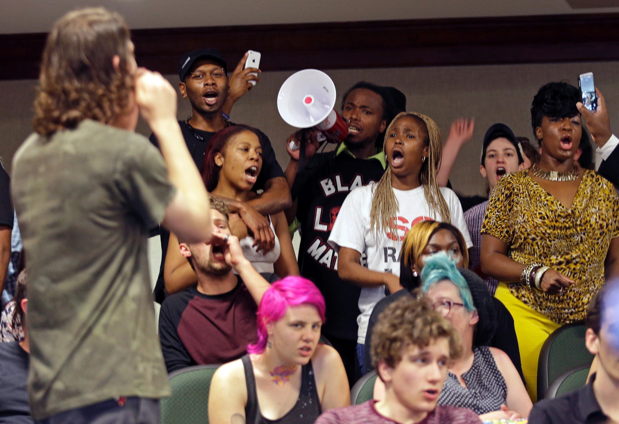 PHOTO: Protesters shout during a news conference about the shooting death of Walter Scott at city hall in North Charleston, S.C., April 8, 2015.