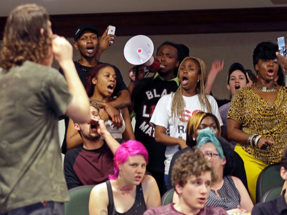 PHOTO: Protesters shout during a news conference about the shooting death of Walter Scott at city hall in North Charleston, S.C., April 8, 2015.