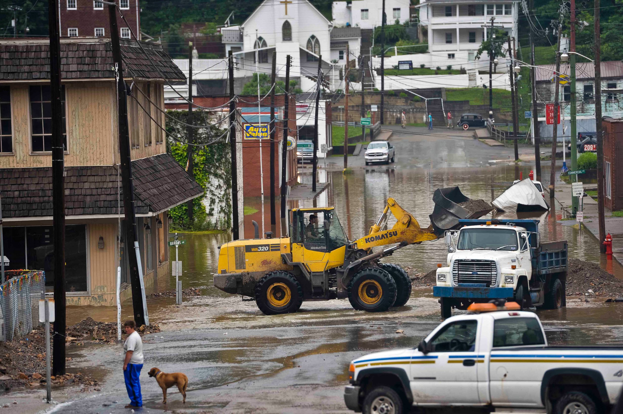 PHOTO: Residents begin clean up of flood damage on the lower portion of Oakford Avenue in Richwood, W.Va., June 24, 2016.