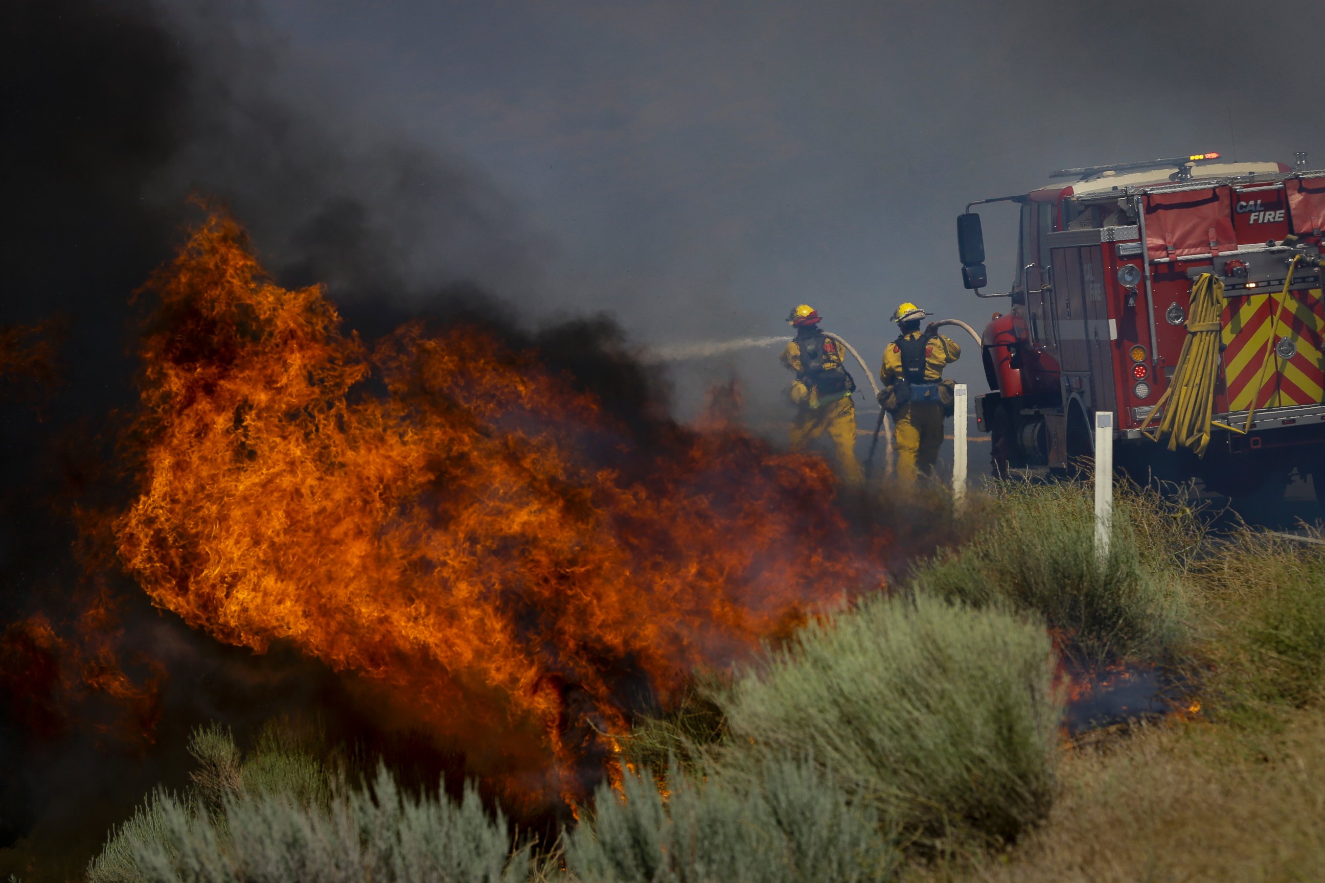 PHOTO: Firefighters battle a wildfire burning along Highway 178 near Lake Isabella, Calif., June 24, 2016.
