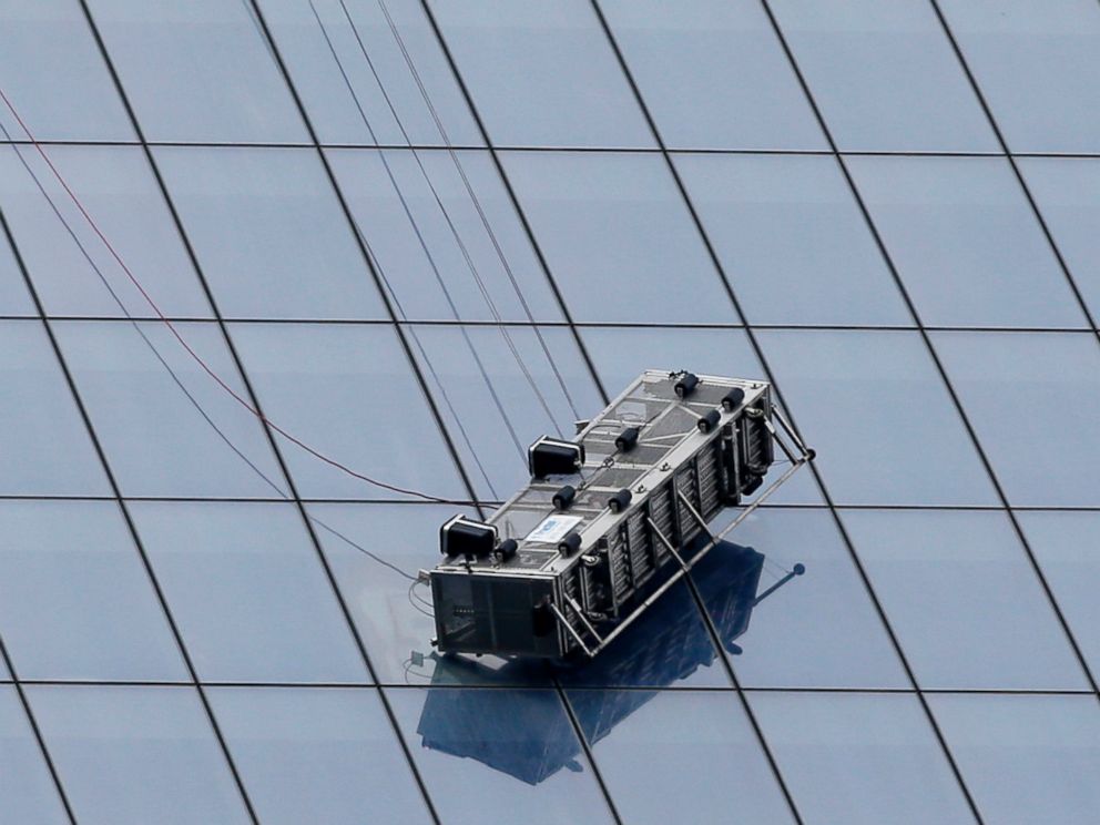 PHOTO: A partially collapsed scaffolding hangs from the One World Trade Center in New York, Nov. 12, 2014.