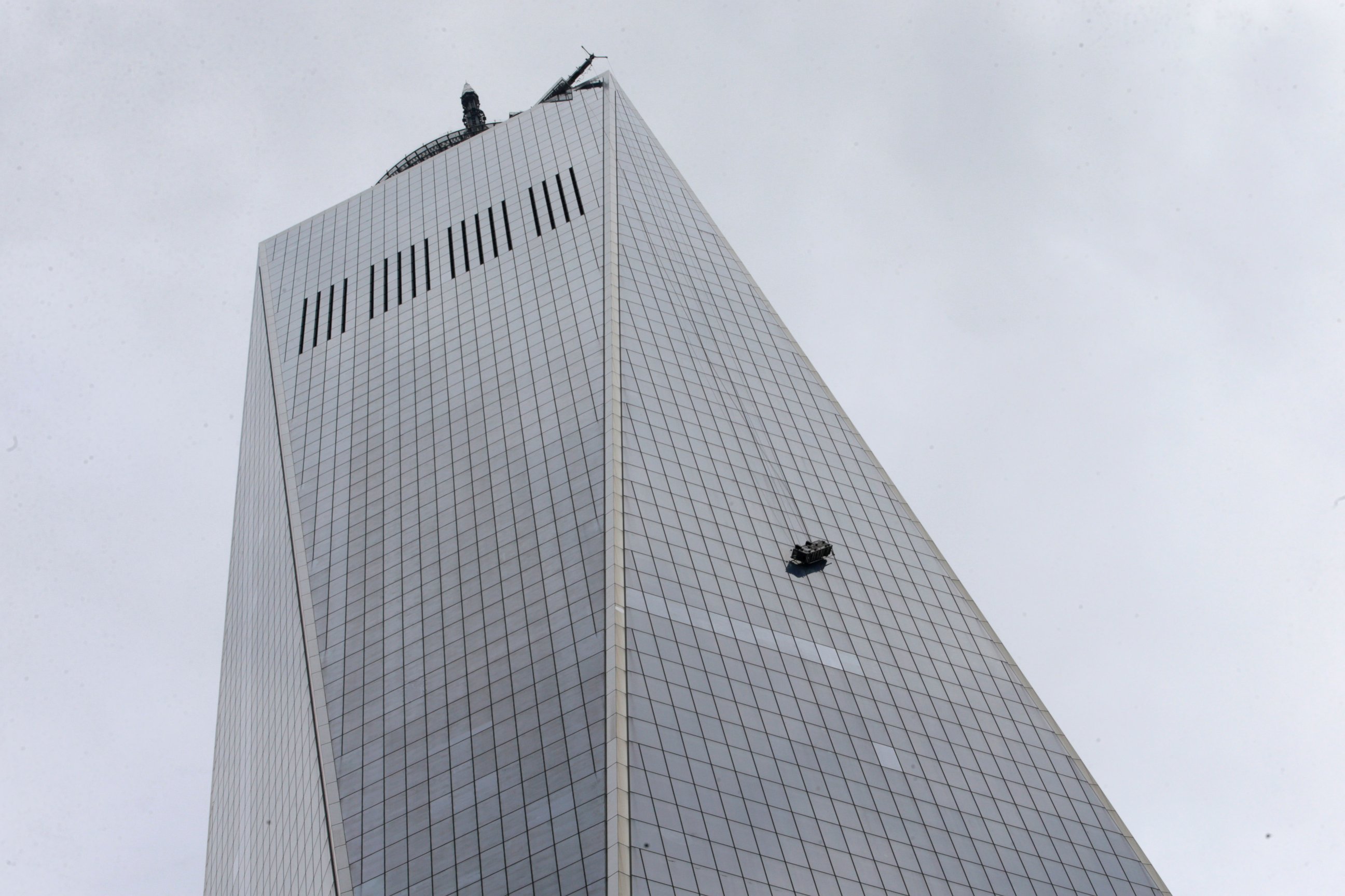 PHOTO: A partially collapsed scaffolding hangs from the One World Trade Center in New York, Nov. 12, 2014. 