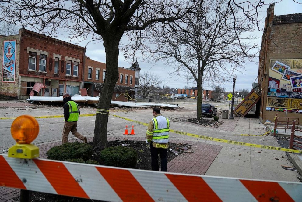 1 dead, over 40 injured after roof of Illinois theater collapses during
