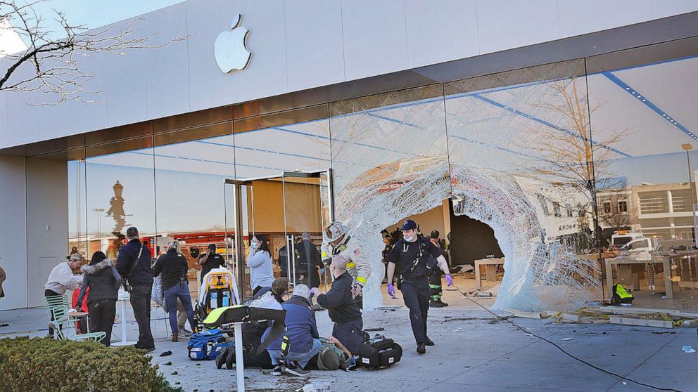 PHOTO: An SUV crashed into the Apple store at Derby Street Shops in Hingham, Mass., Nov. 21, 2022.