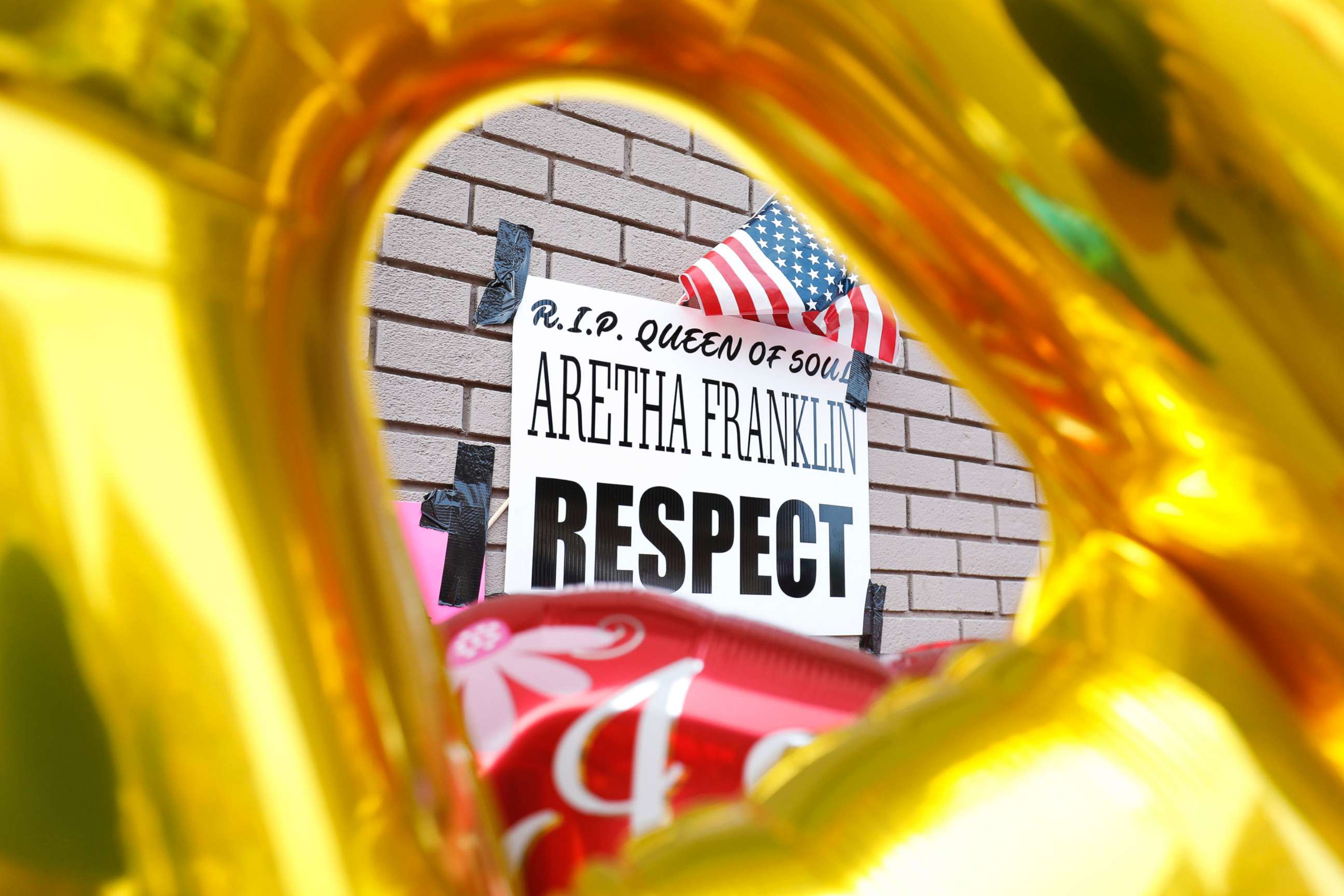 PHOTO: An impromptu memorial for singer Aretha Franklin is shown outside New Bethel Baptist Church, the church where Aretha Franklin's late father Rev. C.L. Franklin was a minister and where she began her singing career, August 19, 2018 in Detroit.