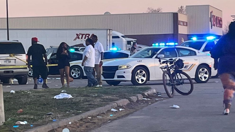 1 dead, at least 20 shot, including children, at Arkansas car show