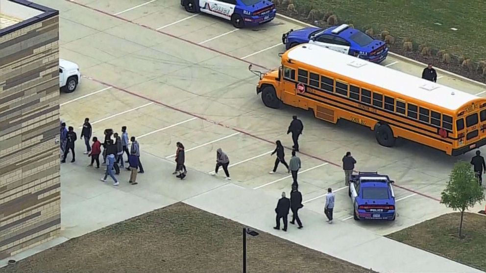 PHOTO: Students are bused to reunite with parents after a student fatally shoot one student and injured another outside Lamar High School, in Arlington, Tx., Mar. 20, 2023.