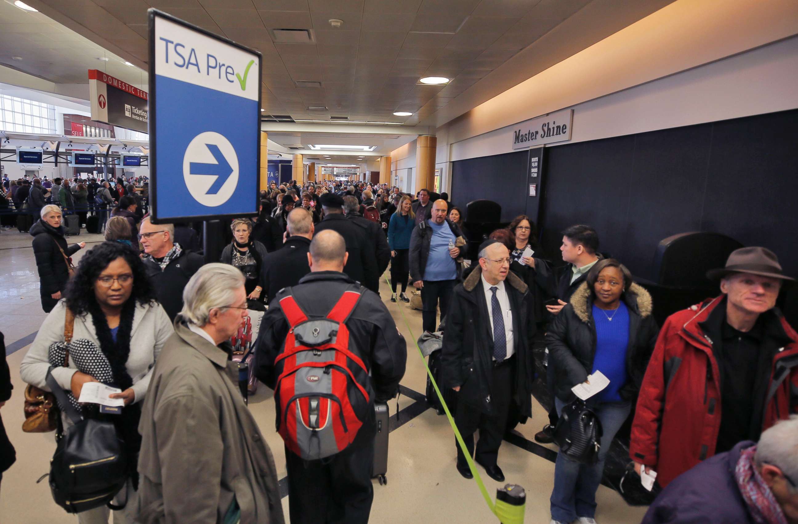 PHOTO: Passengers wait in a security line at Hartsfield-Jackson International Airport in Atlanta, Jan. 17, 2018.