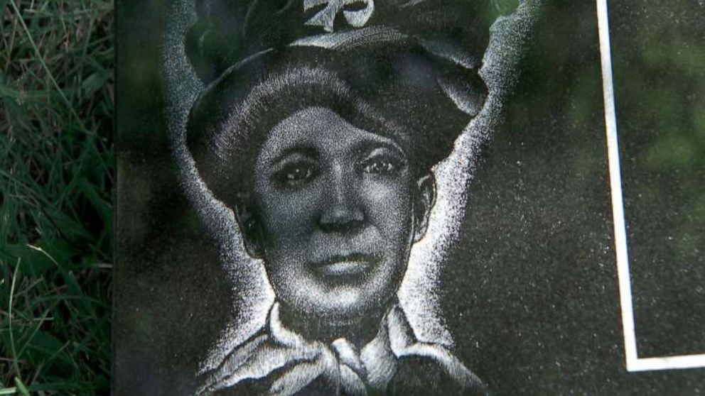 PHOTO: A photo of Nancy Green is etched into her headstone.