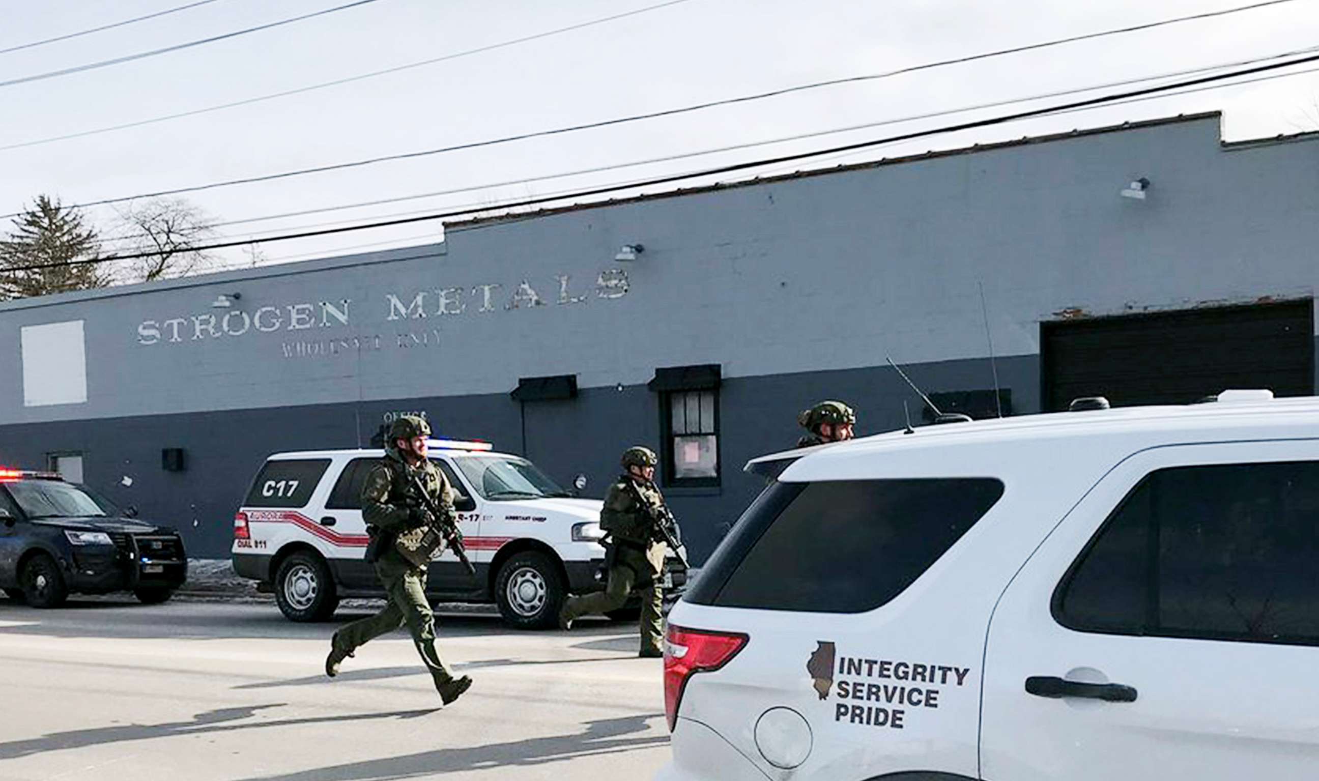 PHOTO: Police in Illinois respond to calls of an active shooter in Aurora.