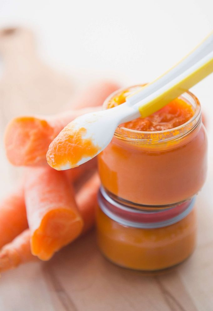 PHOTO: Hand spooning baby food.