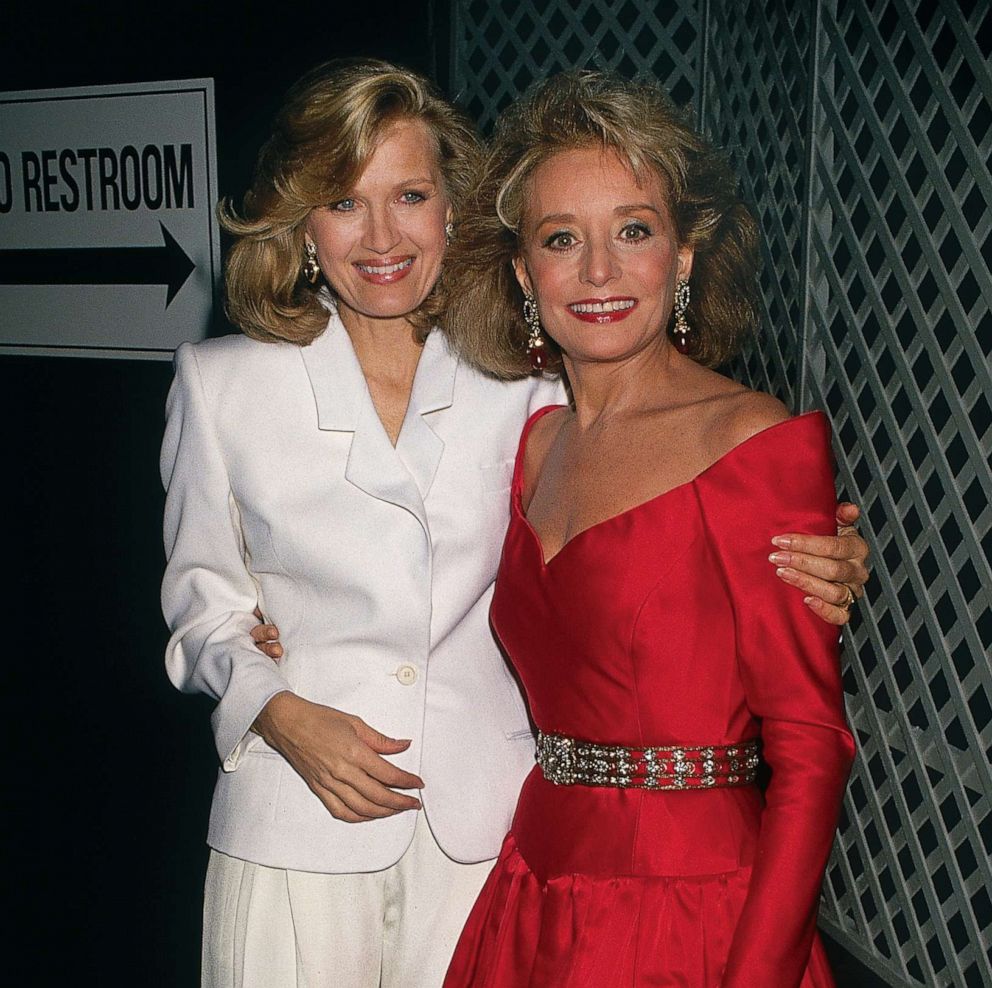 ẢNH: Người dẫn chương trình truyền hình Diane Sawyer và Barbara Walters đến lễ trao giải Đại sảnh Danh vọng Truyền hình ở Century City, Calif., ngày 7 tháng 1 năm 1990.
