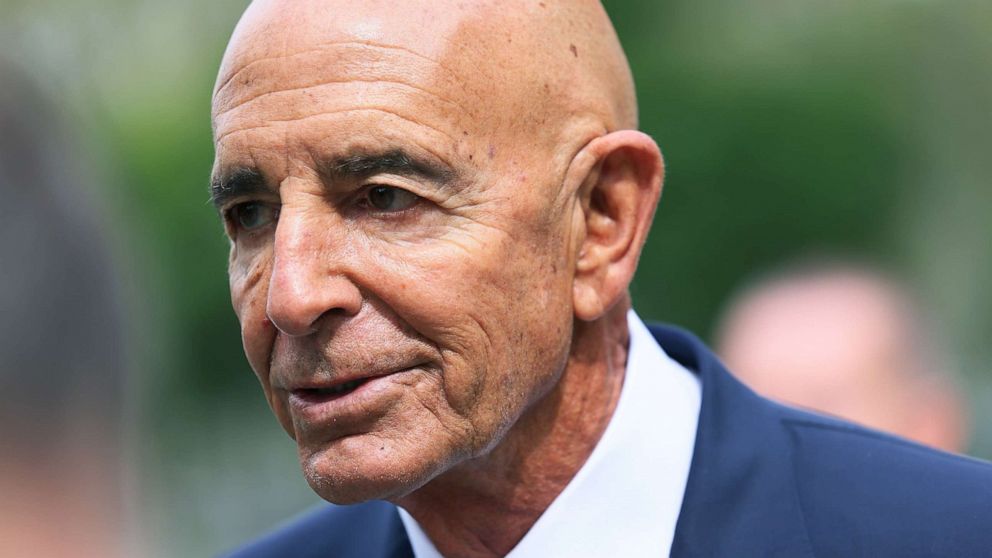 PHOTO: Tom Barrack, a former advisor to former president Donald Trump, leaves U.S. District Court for the Eastern District of New York in a short recess during jury selection for his trial, Sept. 19, 2022, in Brooklyn, N.Y.