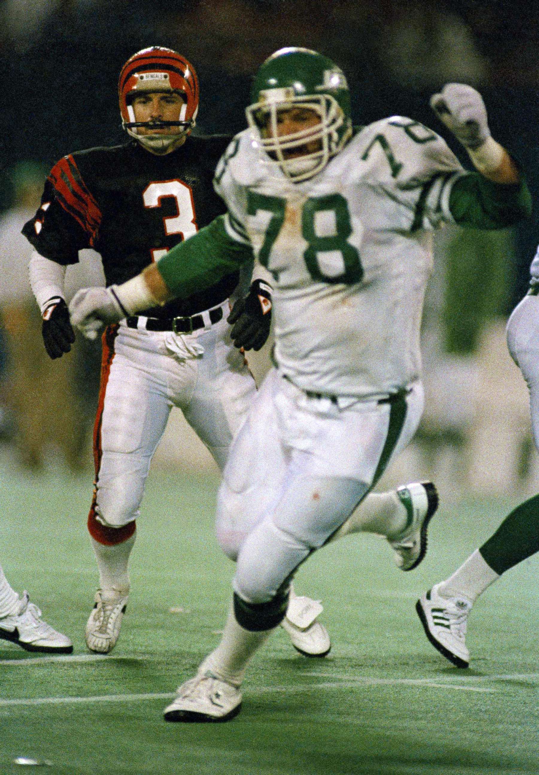 PHOTO: New York Jets Barry Bennett, right, reacts after blocking Cincinnati Bengals place kicker Jim Breech's game-winning field goal attempt at Giants Stadium in New Jersey, Nov. 30, 1987.