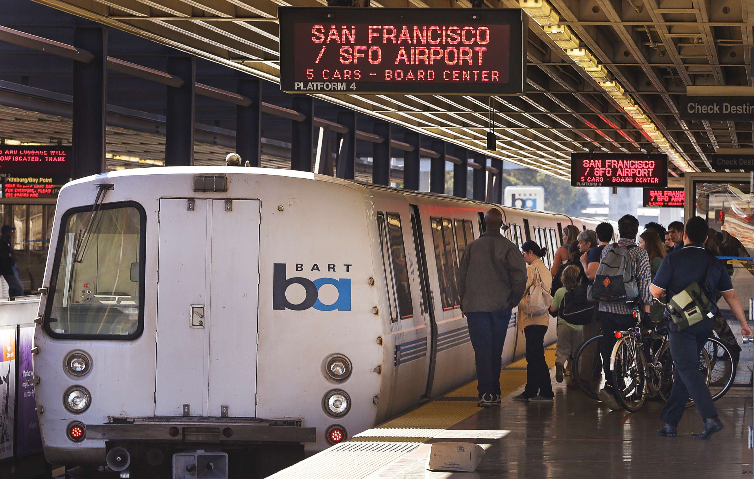 PHOTO: Passengers board a Bay Area Rapid Transit train in Oakland, Calif., Oct. 15, 2013.