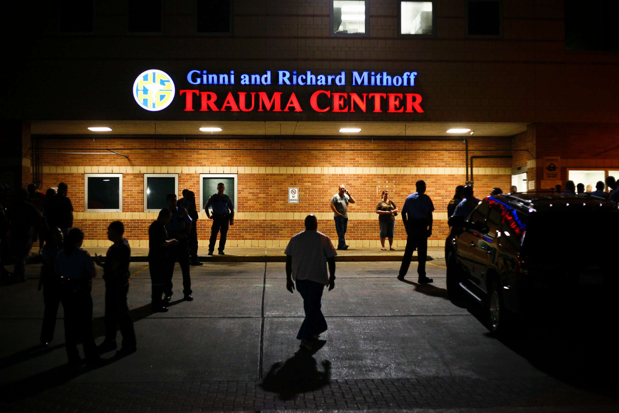 PHOTO: Police officers are shown gathering outside Ben Taub hospital in Houston, Texas, June 23, 2009.