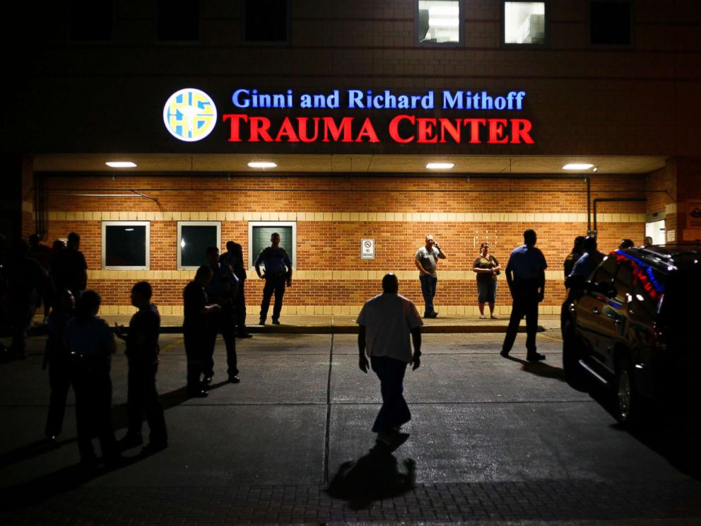 PHOTO: Police officers are shown gathering outside Ben Taub hospital in Houston, Texas, June 23, 2009.