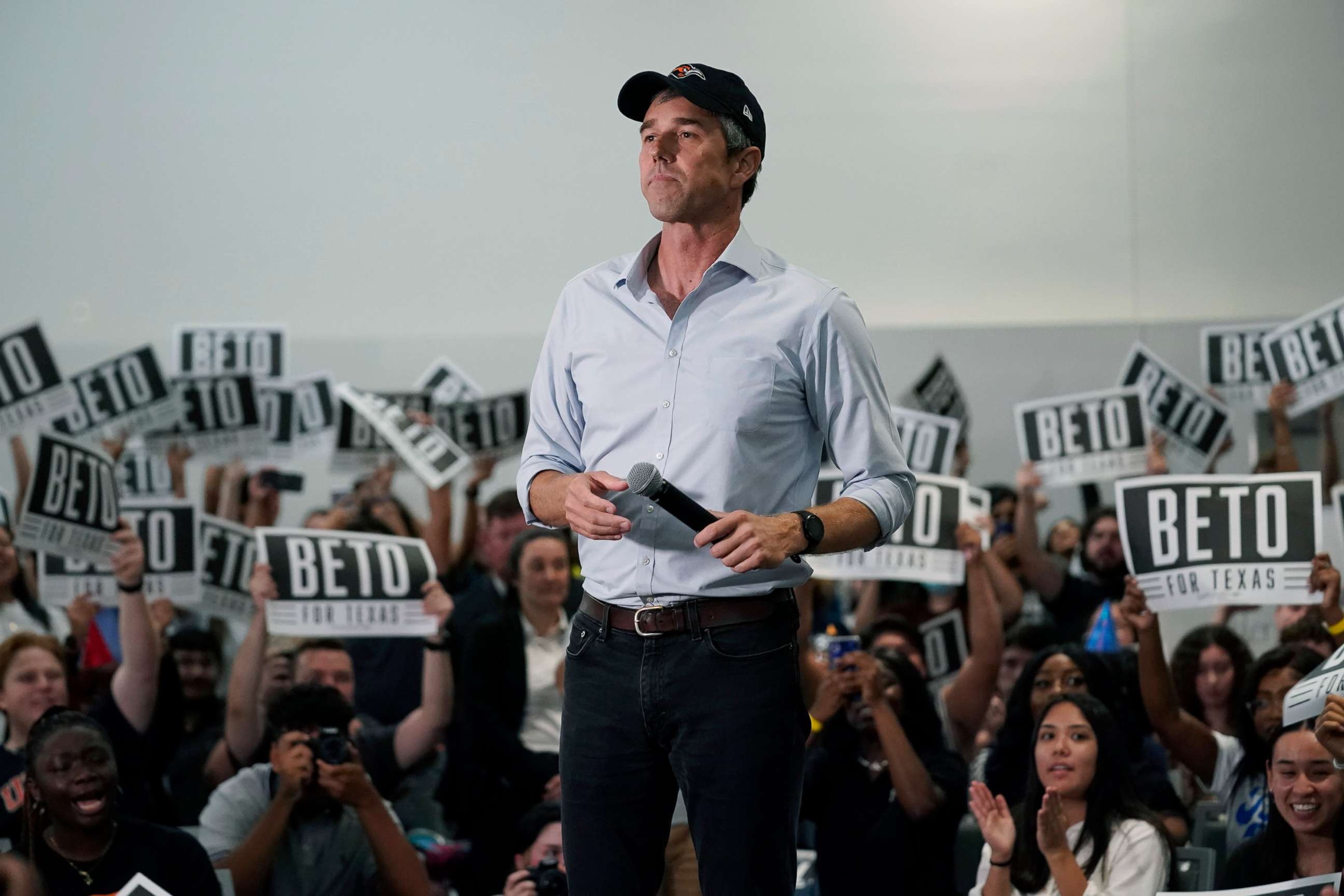 PHOTO: Texas Democratic gubernatorial candidate Beto O'Rourke, center, arrives for a rally at UTSA, Sept. 26, 2022, in San Antonio, Texas.