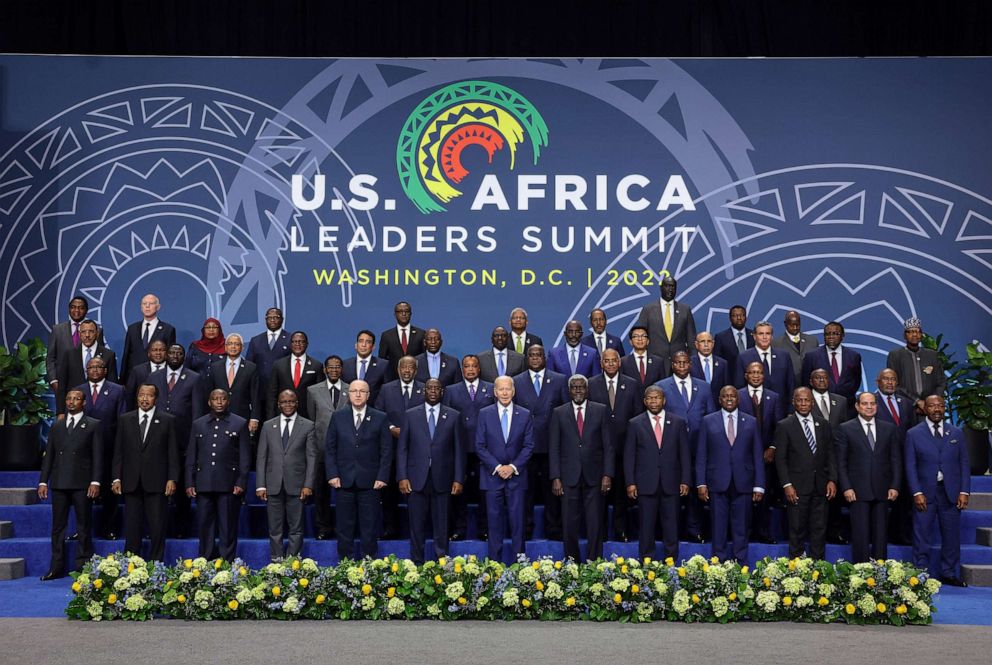 FOTO: El presidente Joe Biden (centro) con los líderes africanos durante la Cumbre de Líderes de Estados Unidos y África el 15 de diciembre de 2022 en Washington, DC.