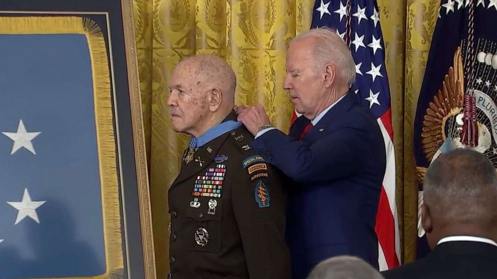 Smidighed Seraph Indkøbscenter Biden awards Medal of Honor to Black Vietnam War hero after paperwork  'lost' twice - ABC News