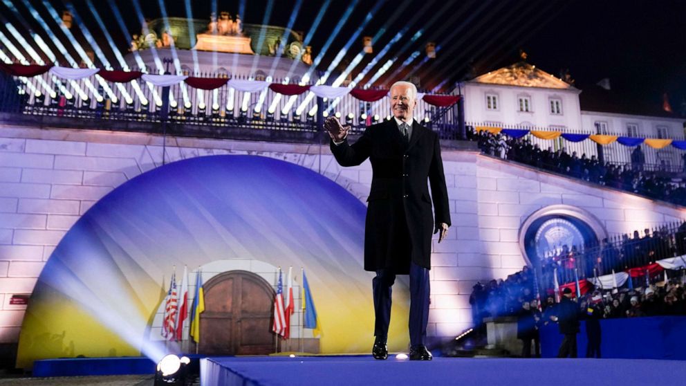 FOTO: Presiden Joe Biden tiba untuk menyampaikan pidato menandai peringatan satu tahun invasi Rusia ke Ukraina, 21 Februari 2023, di Royal Castle Gardens di Warsawa.