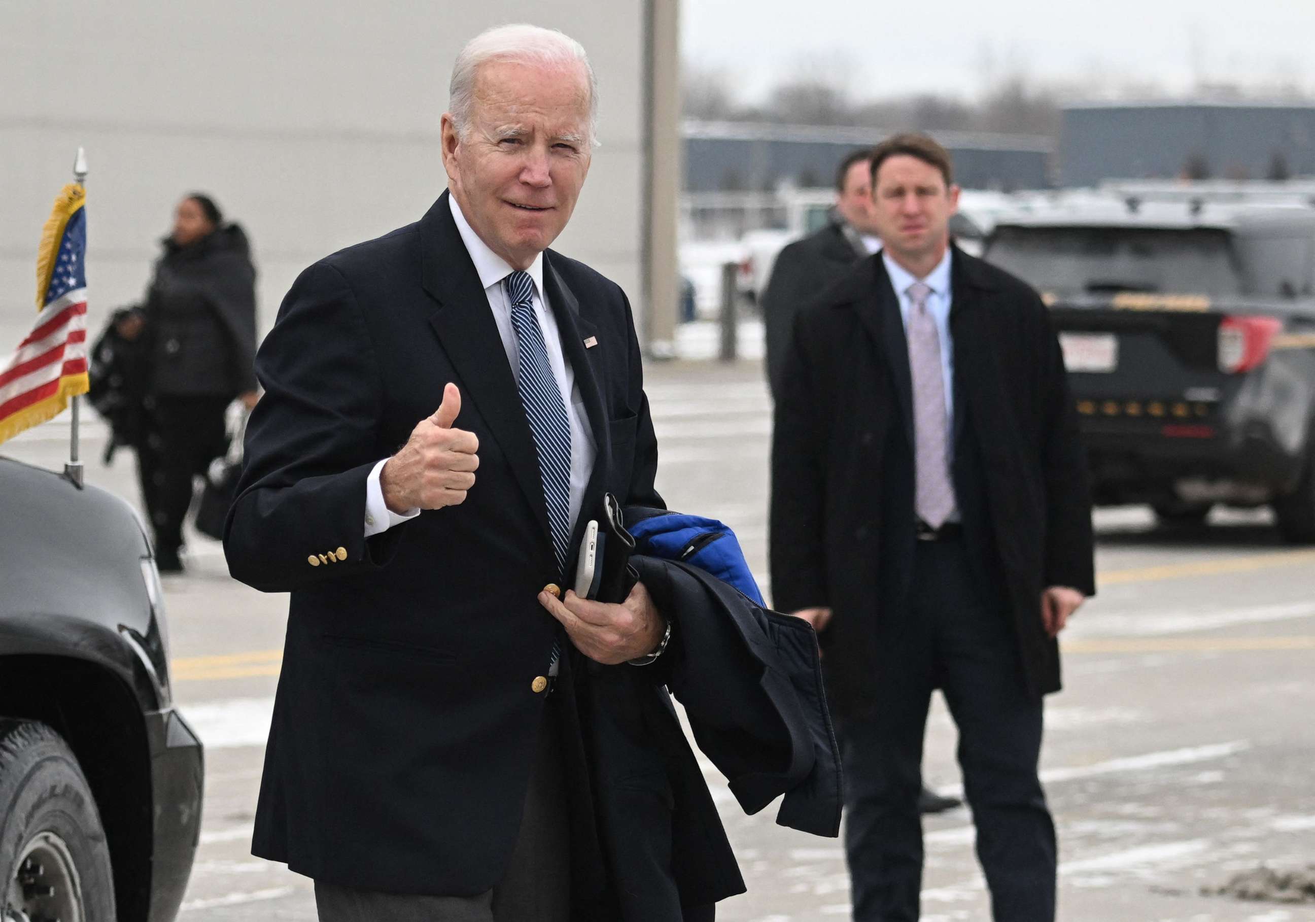 PHOTO: President Joe Biden gives a thumbs up as he arrives to board Air Force One at Hancock Field Air National Guard Base in Syracuse, N.Y., on Feb. 4, 2023.