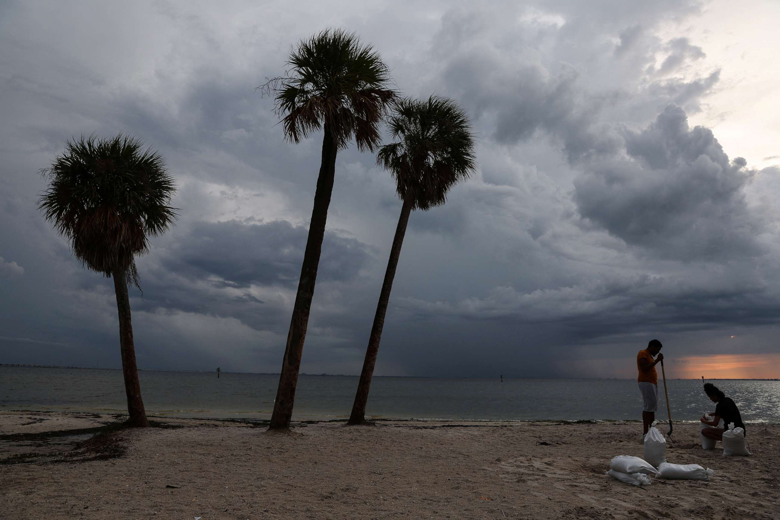 PHOTO: Local residents fill sandbags, as Hurricane Ian spins toward the state carrying high winds, torrential rains and a powerful storm surge, at Ben T. Davis Beach in Tampa, Fla., Sept. 26, 2022. 