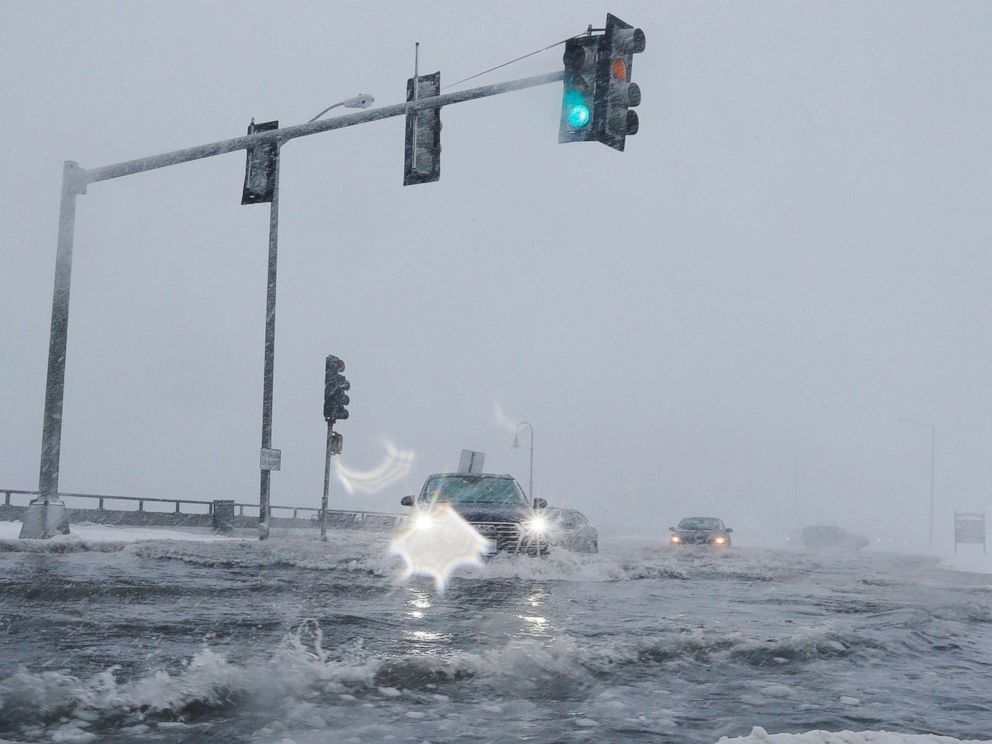 FOTO: Os motoristas percorrem a inundada Beach Road depois que o oceano bateu no paredão durante uma tempestade de neve no subúrbio de Boston, em Lynn, Massachusetts, em 4 de janeiro de 2018.