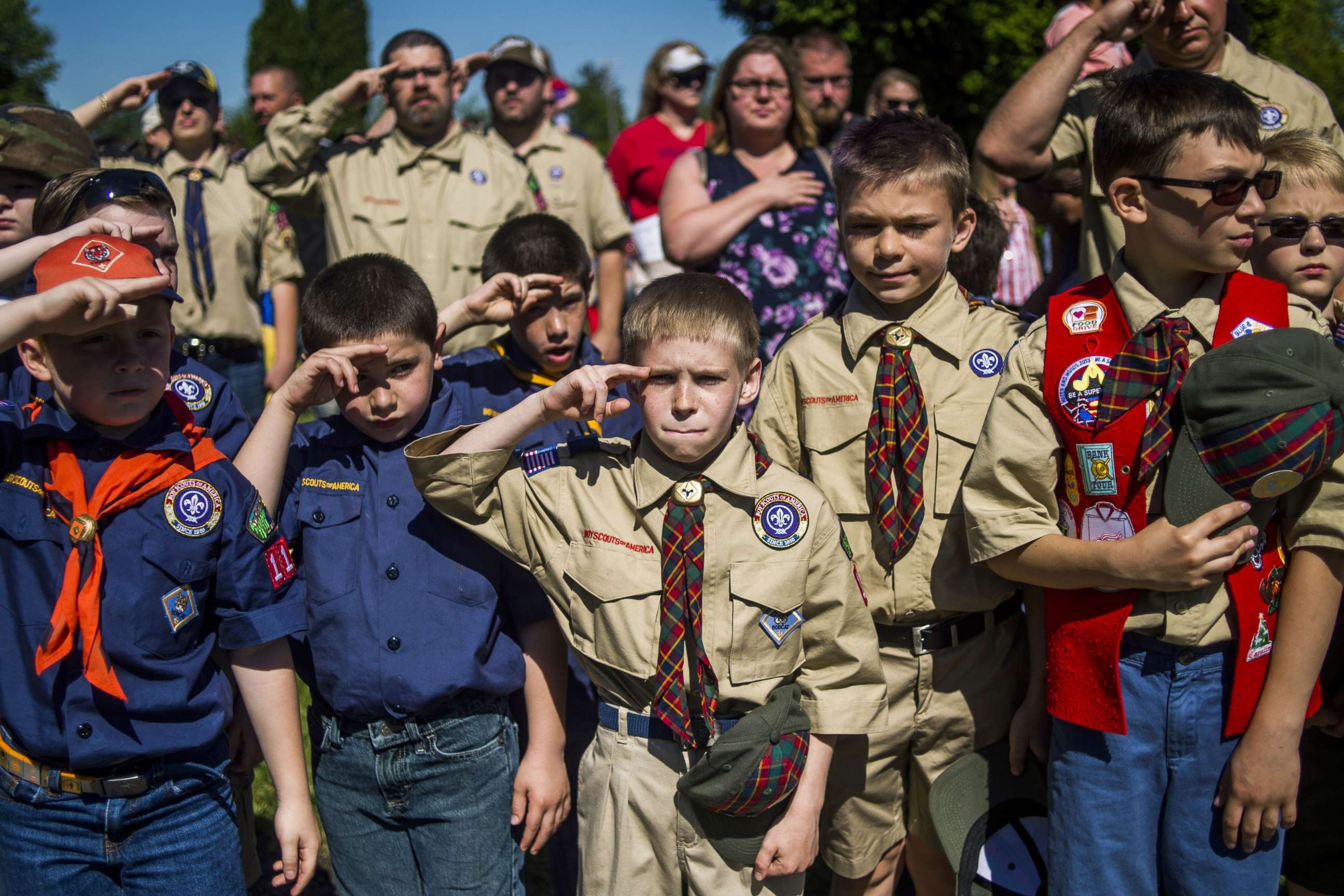PHOTO: Boy Scouts and Cub Scouts salute during a Memorial Day ceremony in Linden, Mich., May 29, 2017. 