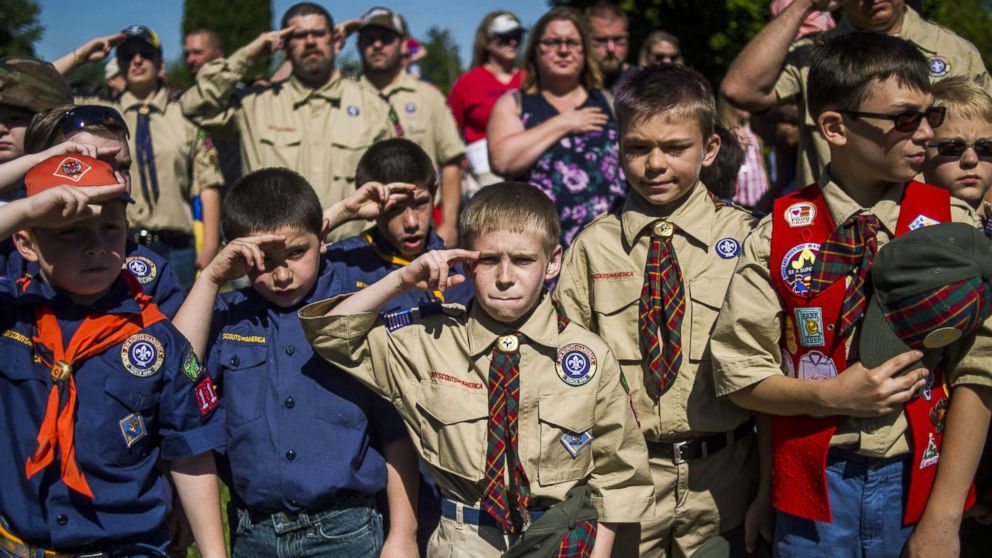 PHOTO: Boy Scouts and Cub Scouts salute during a Memorial Day ceremony in Linden, Mich., May 29, 2017. 