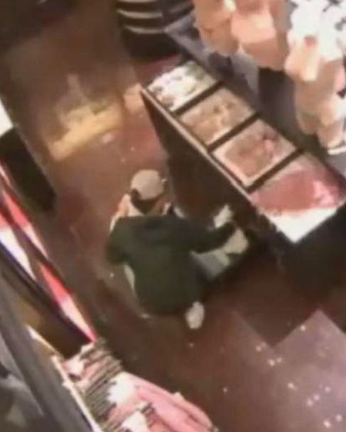 Bra'-zen theft caught on security camera at Victoria's Secret