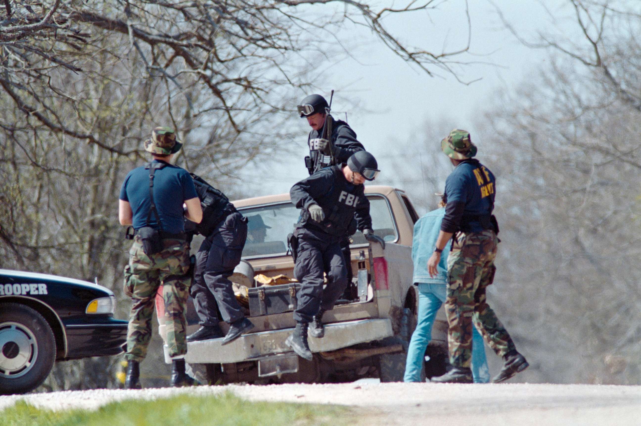 PHOTO: FBI agents unload from a pickup truck, March 12, 1993, near the Branch Davidian religious compound. 