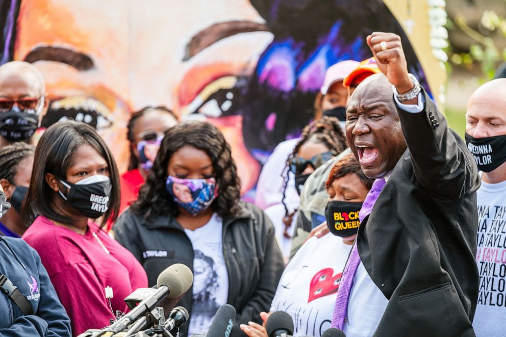 PHOTO: Attorney Ben Crump leads a chant during a press conference at Jefferson Square Park in Louisville, Ky., Sept. 25, 2020.