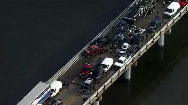 أصيب 13 شخصا في حادث تصادم بين عدة سيارات على جسر خليج تشيسابيك بولاية ميريلاند: الشرطة