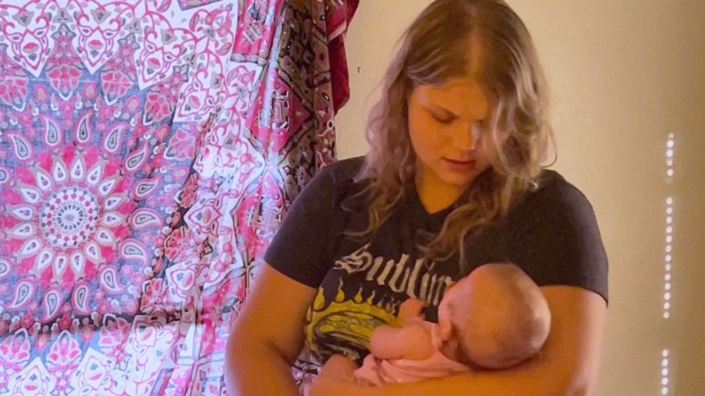 PHOTO: Brooke Alexander, 19, cradles her infant daughter.