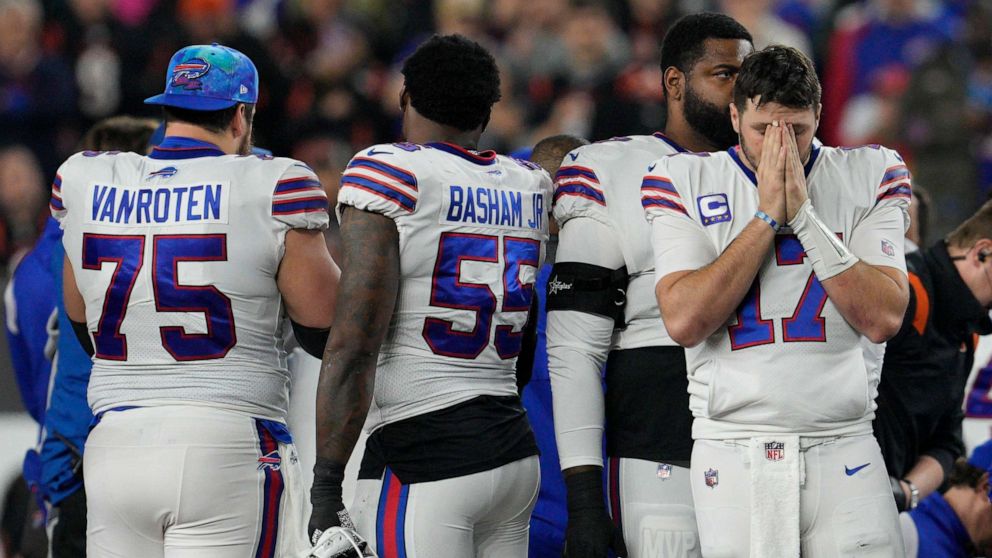 FOTO: Buffalo Bills Josh Allen hace una pausa mientras revisa a Damar Hamlin después de colapsar durante la primera mitad de un partido de fútbol americano de la NFL contra los Cincinnati Bengals, el 2 de enero de 2023, en Cincinnati.