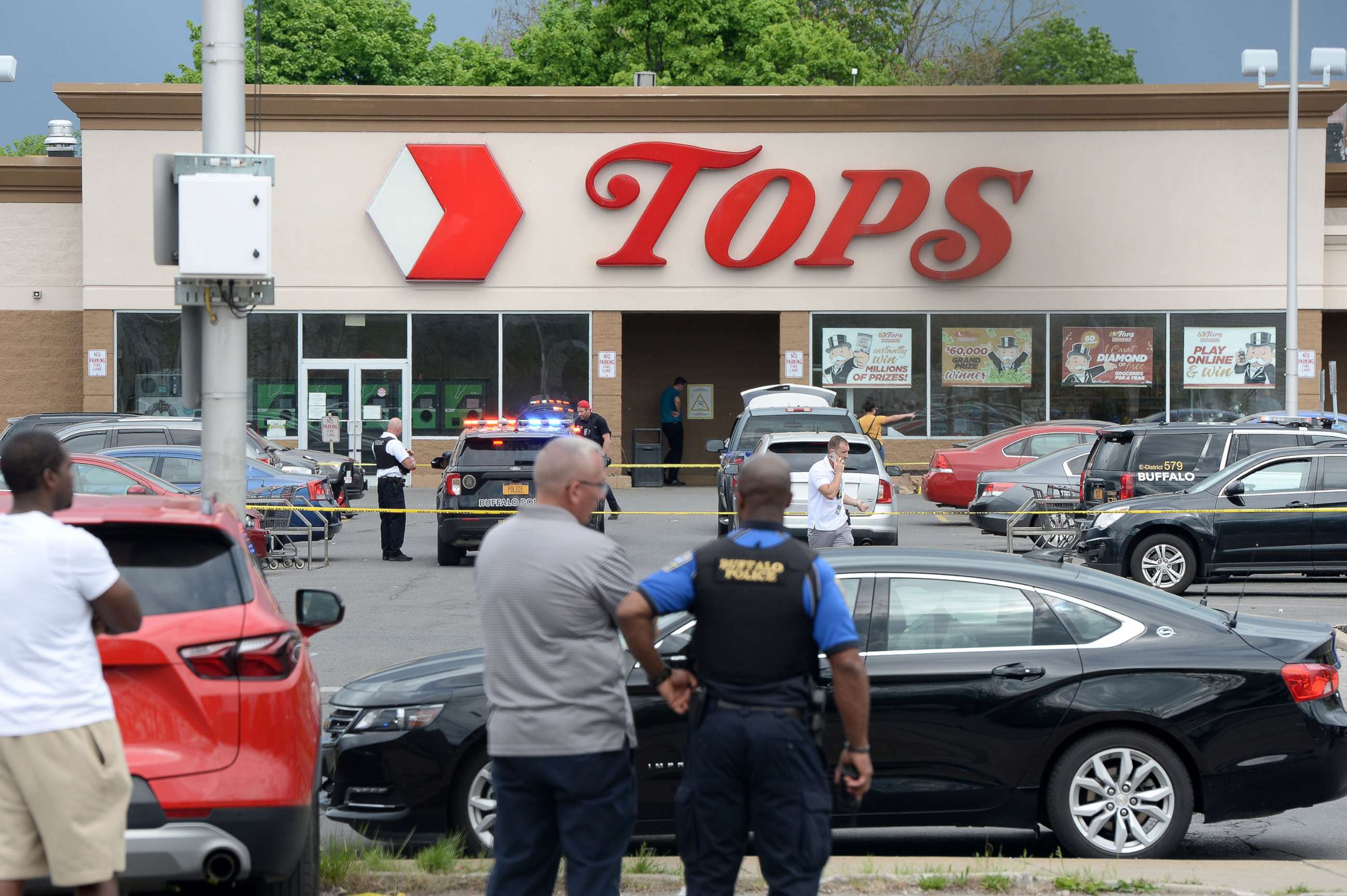 PHOTO: Police respond to the scene of a mass shooting at a Tops Friendly Market in Buffalo, NY, May 14, 2022.