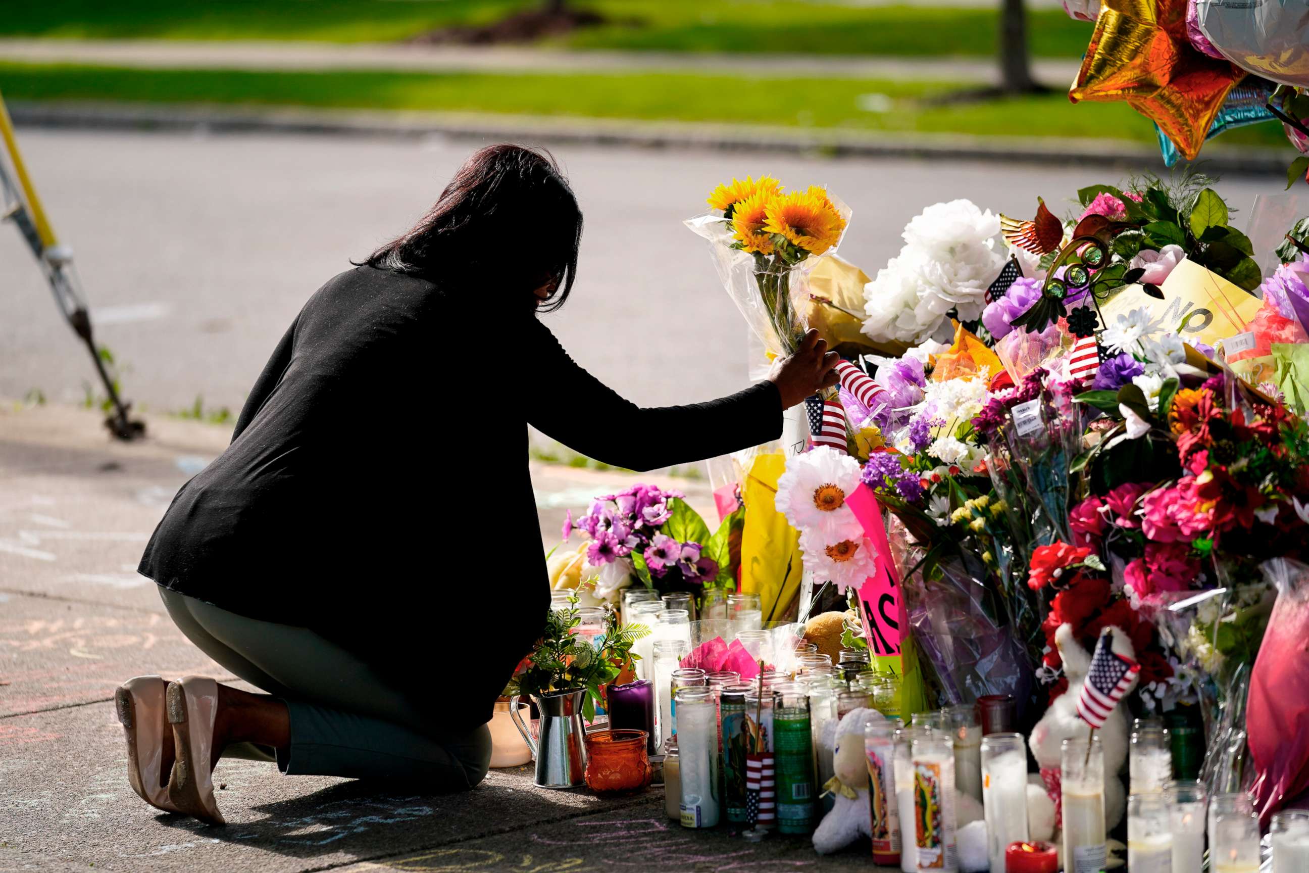 PHOTO: Shannon Waedell-Collins pays her respects at the scene of Saturday's shooting at a supermarket, in Buffalo, N.Y., May 18, 2022.