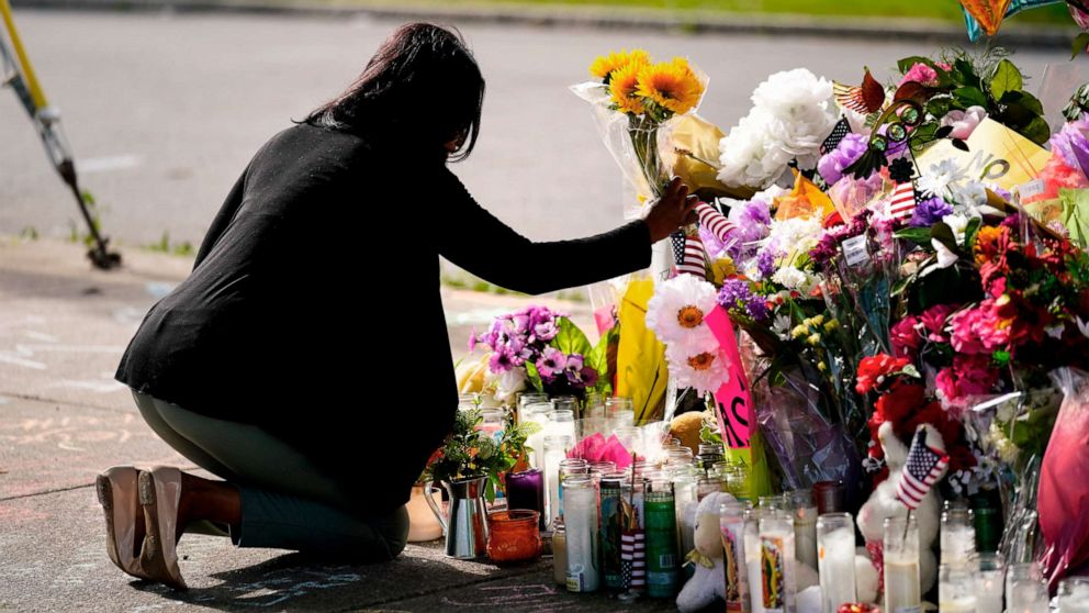 PHOTO: Shannon Waedell-Collins pays her respects at the scene of Saturday's shooting at a supermarket, in Buffalo, N.Y., May 18, 2022.