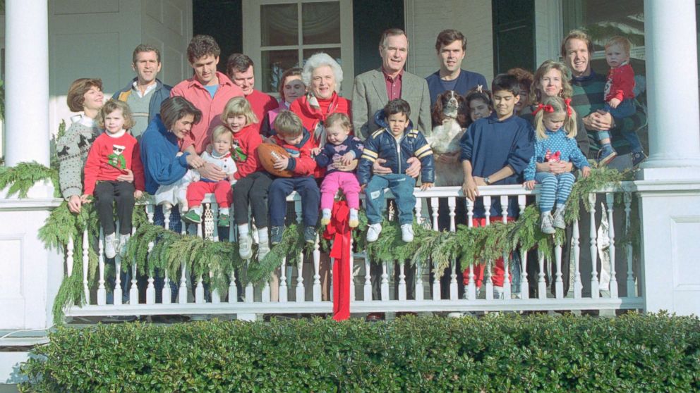 PHOTO: George Bush and Barbara Bush gather with their children and grandchildren outside the Bush home to offer their best wishes for the holiday season, Dec. 24, 1987.