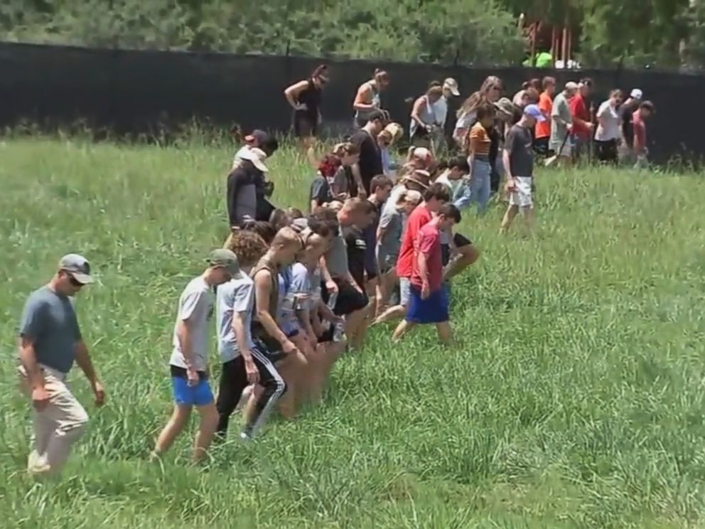 PHOTO: Searchers look for signs of Byron Grogan, 19, at the Chattahoochee Pointe Park in Suwanee, Ga., Aug. 7, 2018.