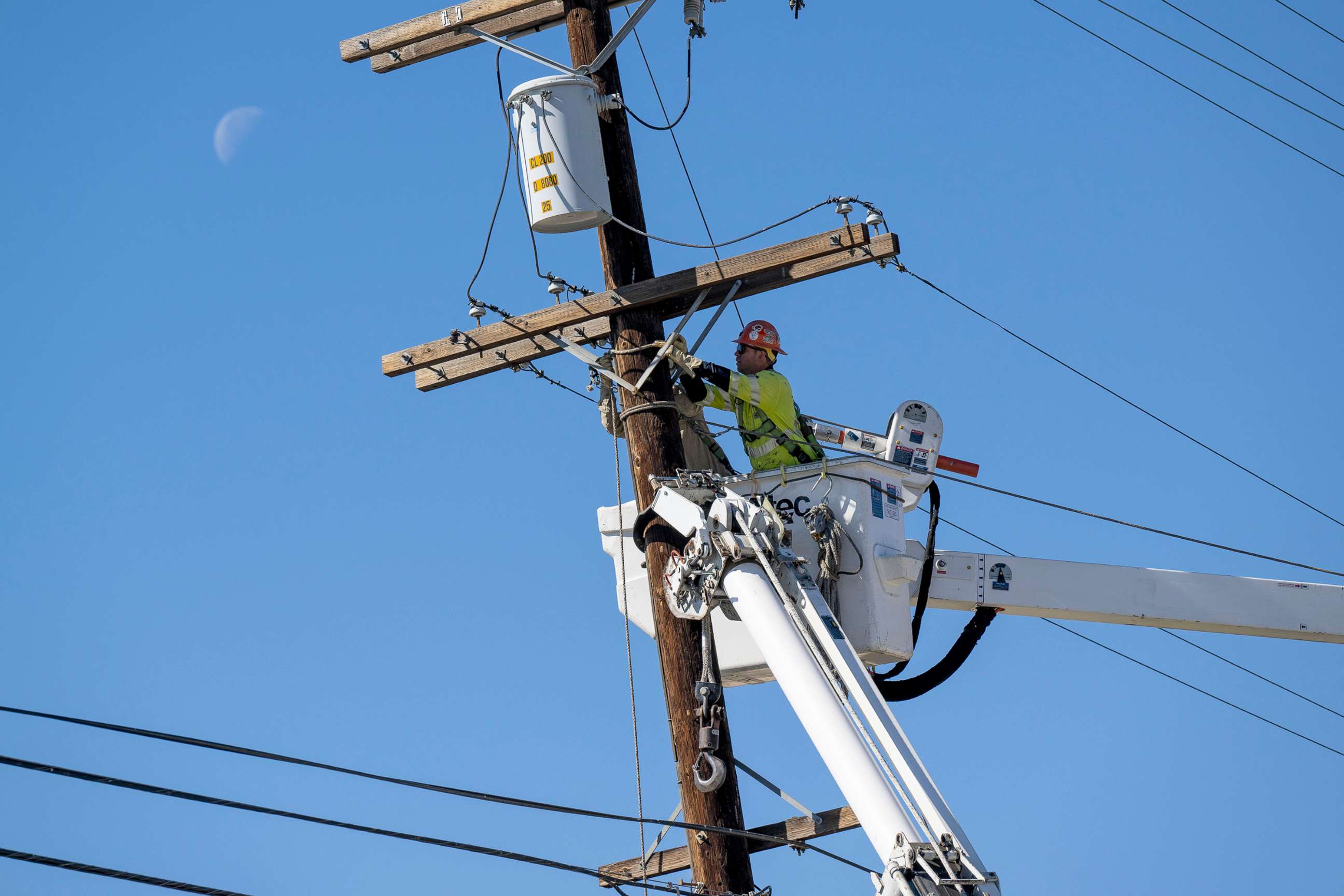 PHOTO: LA DWP crew members work on a high tension power pole that snapped at the base possibly due to high winds in Sylmar, Calif., Nov 16, 2022.