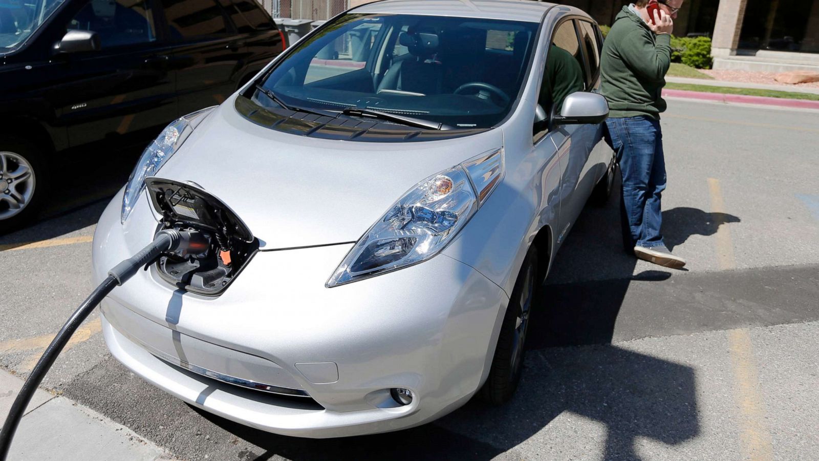 California targets 2035 for all new-car purchases to be zero-emission  vehicles - ABC News