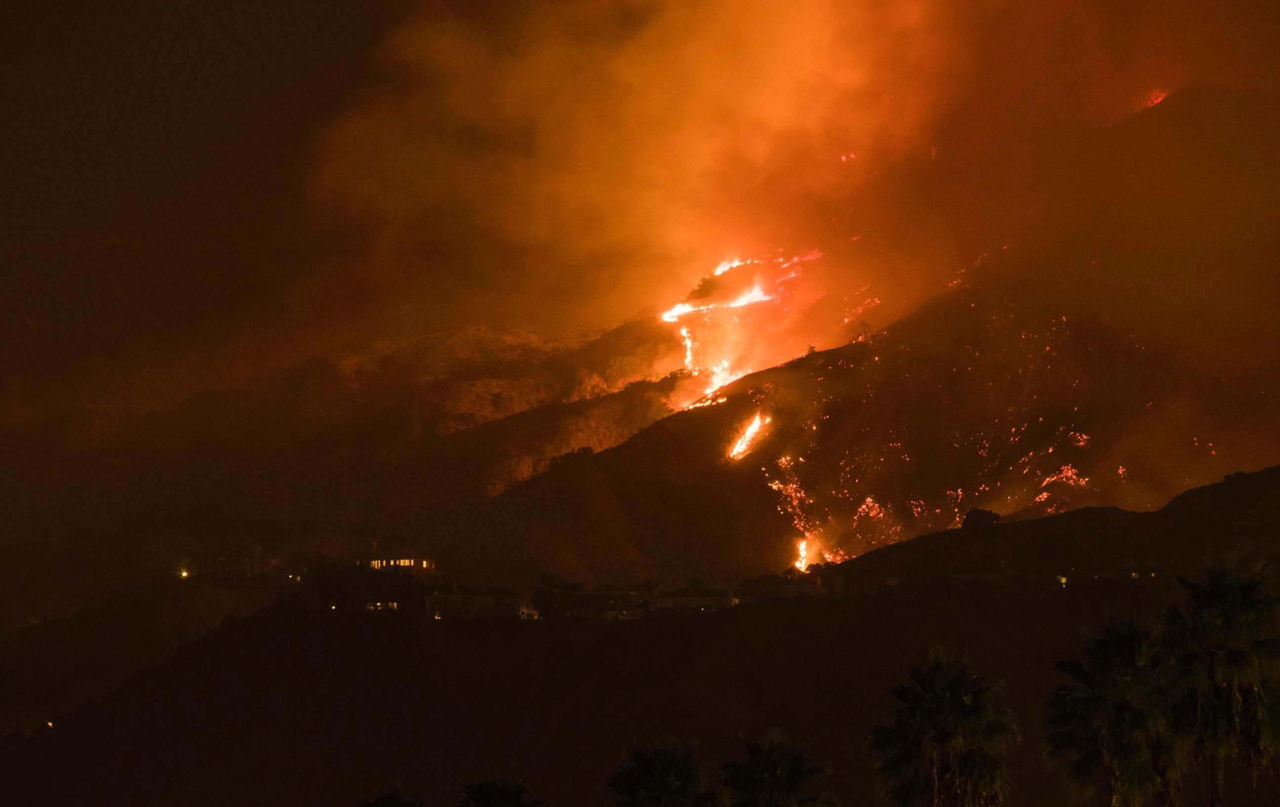 PHOTO: The La Tuna Canyon fire burns in the hills above Burbank, Calif., early Sept. 2, 2017. 
