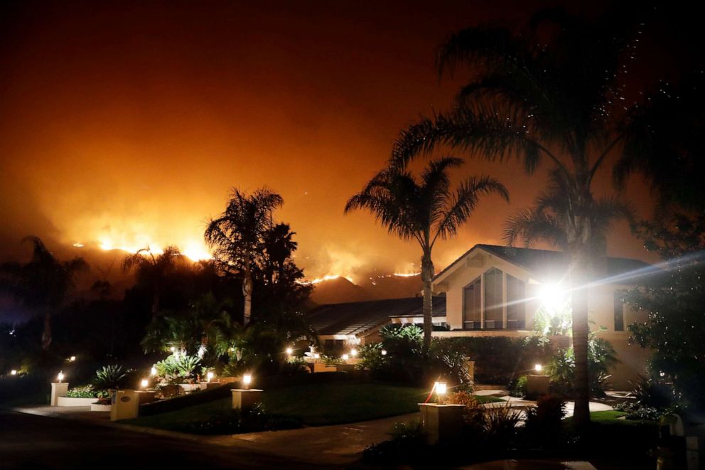 PHOTO: The Maria Fire creates a glow over The Saticoy Country Club, Nov. 1, 2019, in Somis, Calif.