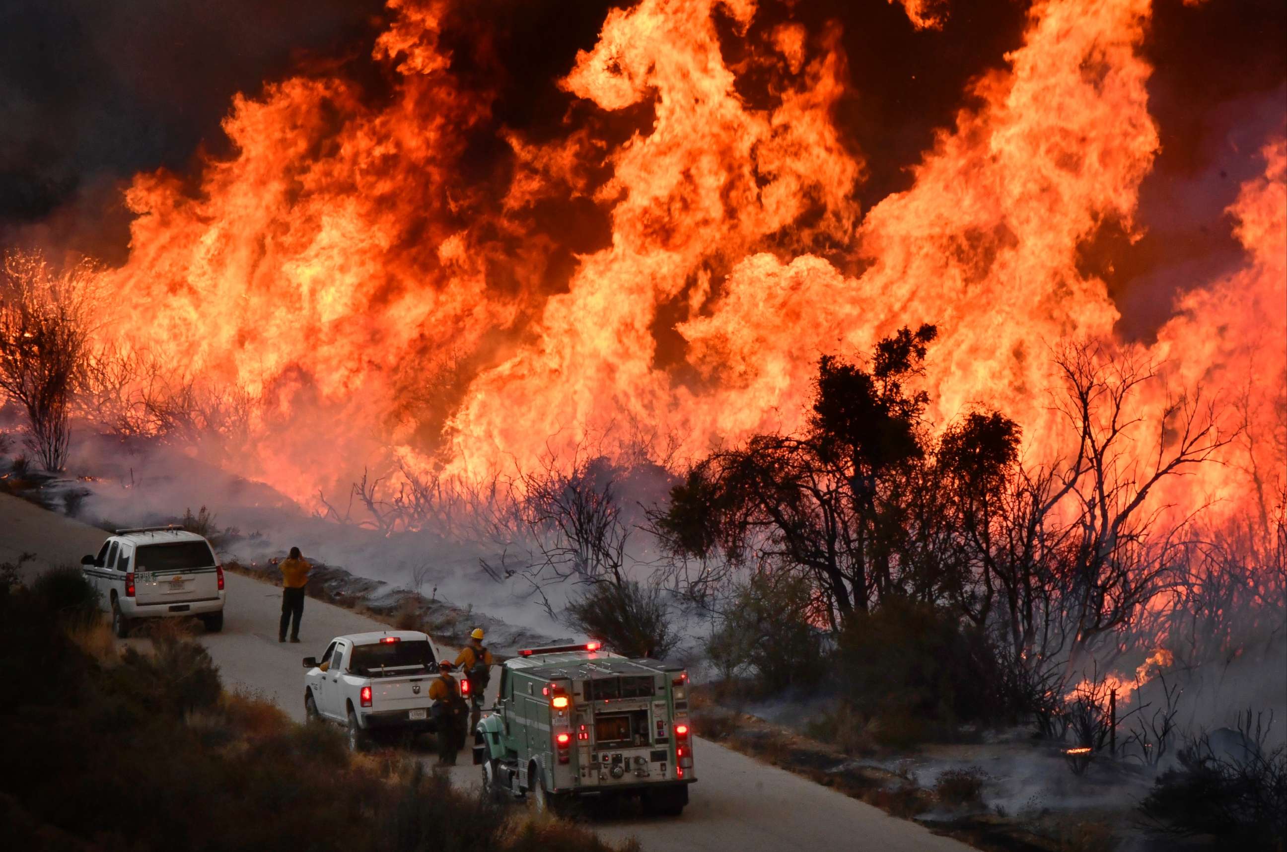 PHOTO: U.S. forest fire crews fight fire with fire as they set off huge backfires to cut off the northern flank of the Thomas fire near Rose Valley recreation area in Los Padres National Forest in California, Dec. 9, 2017.