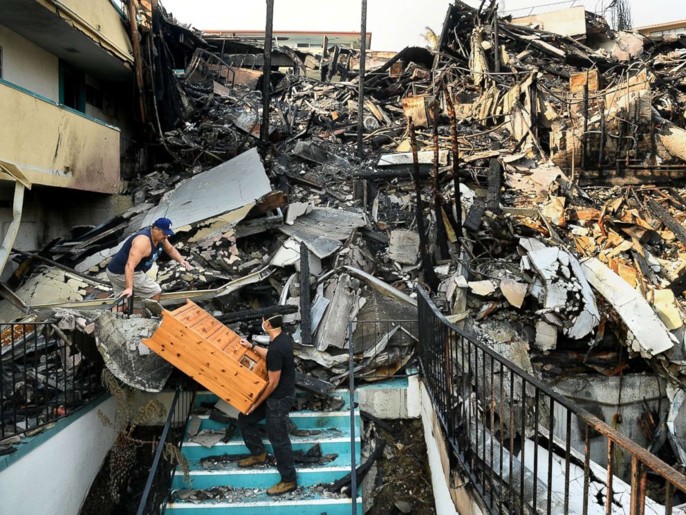 PHOTO: Jeff Rodriquez, left, and his son Casey help a friend move belongings after the Thomas fire destroyed most of the apartment building on North Kalarama in Ventura, Calif., Dec. 8, 2017.