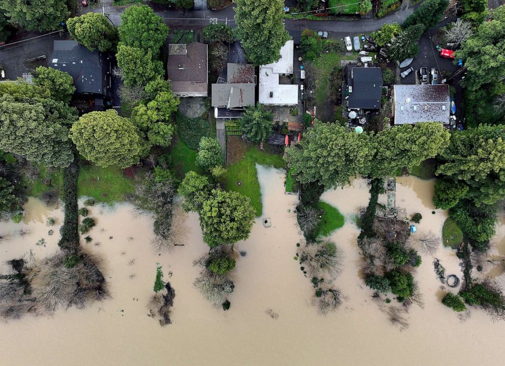 Foto: gen.  15, 2023 Le acque alluvionali del Russian River si avvicinano alle case a seguito di una catena di tempeste invernali a Guerneville, in California.